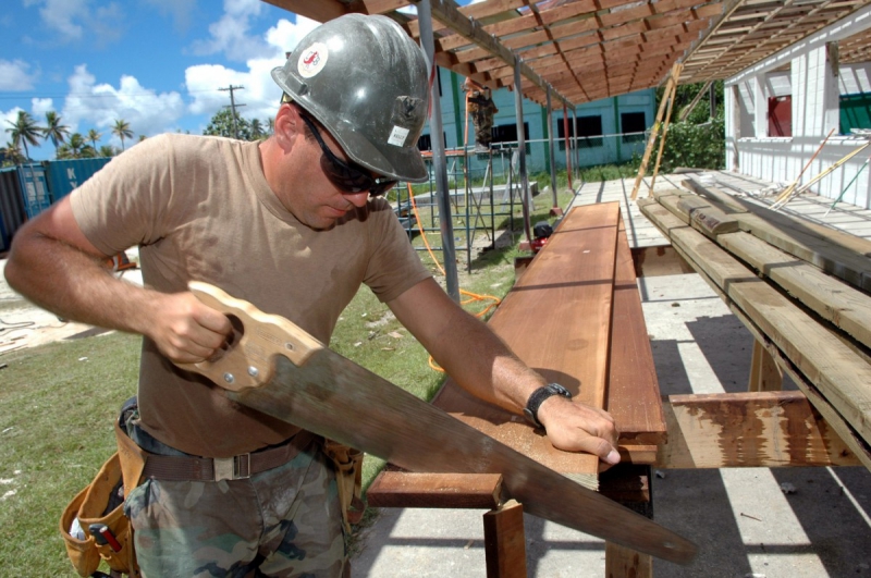 charpentier-TOURNEFORT-min_worker_construction_building_carpenter_male_job_build_helmet-893290